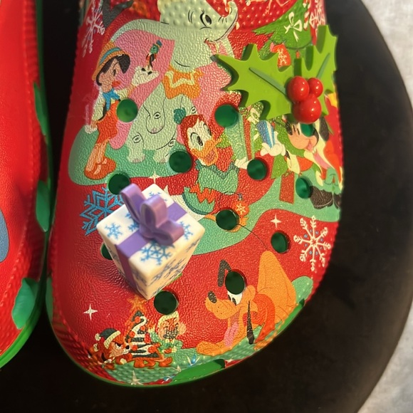 Disney Holiday CROCS women’s 6 - Picture 3 of 6